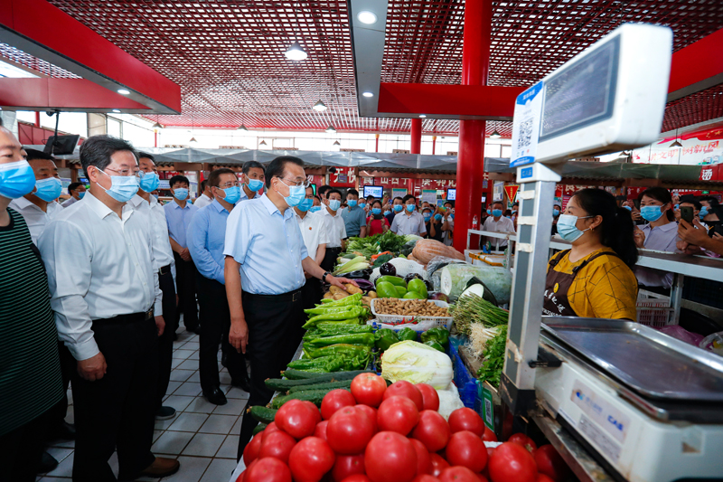 李克強鄭州考察中原中路農(nóng)貿(mào)市場(圖1)